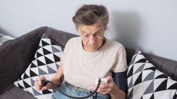 Motivul pentru care centenarii reușesc să facă față coronavirusului mai bine decât persoanele tinere. Explicațiile unui imunolog