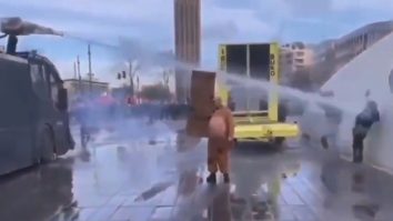 VIDEO. O tânără, grav rănită după ce poliția olandeză a îndreptat spre ea un tun de apă: „Am o fractură de craniu și 15 copci“