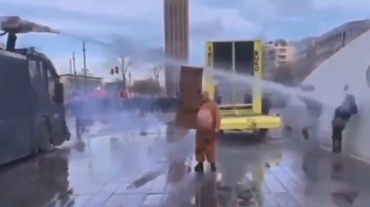 VIDEO. O tânără, grav rănită după ce poliția olandeză a îndreptat spre ea un tun de apă: „Am o fractură de craniu și 15 copci“