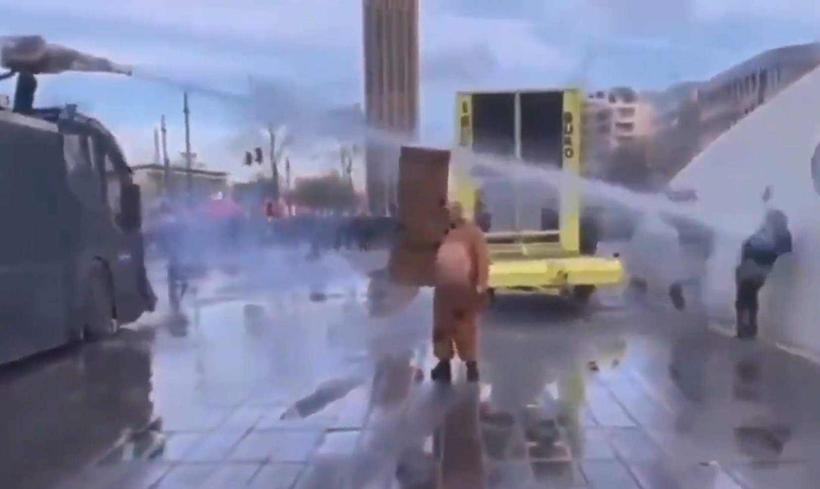 VIDEO. O tânără, grav rănită după ce poliția olandeză a îndreptat spre ea un tun de apă: „Am o fractură de craniu și 15 copci“