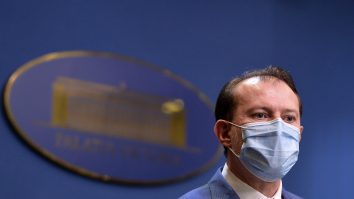 Premierul Florin Cîțu se vaccinează anti-COVID, live, la Spitalul Universitar de Urgență Militar Central ”Dr. Carol Davila”