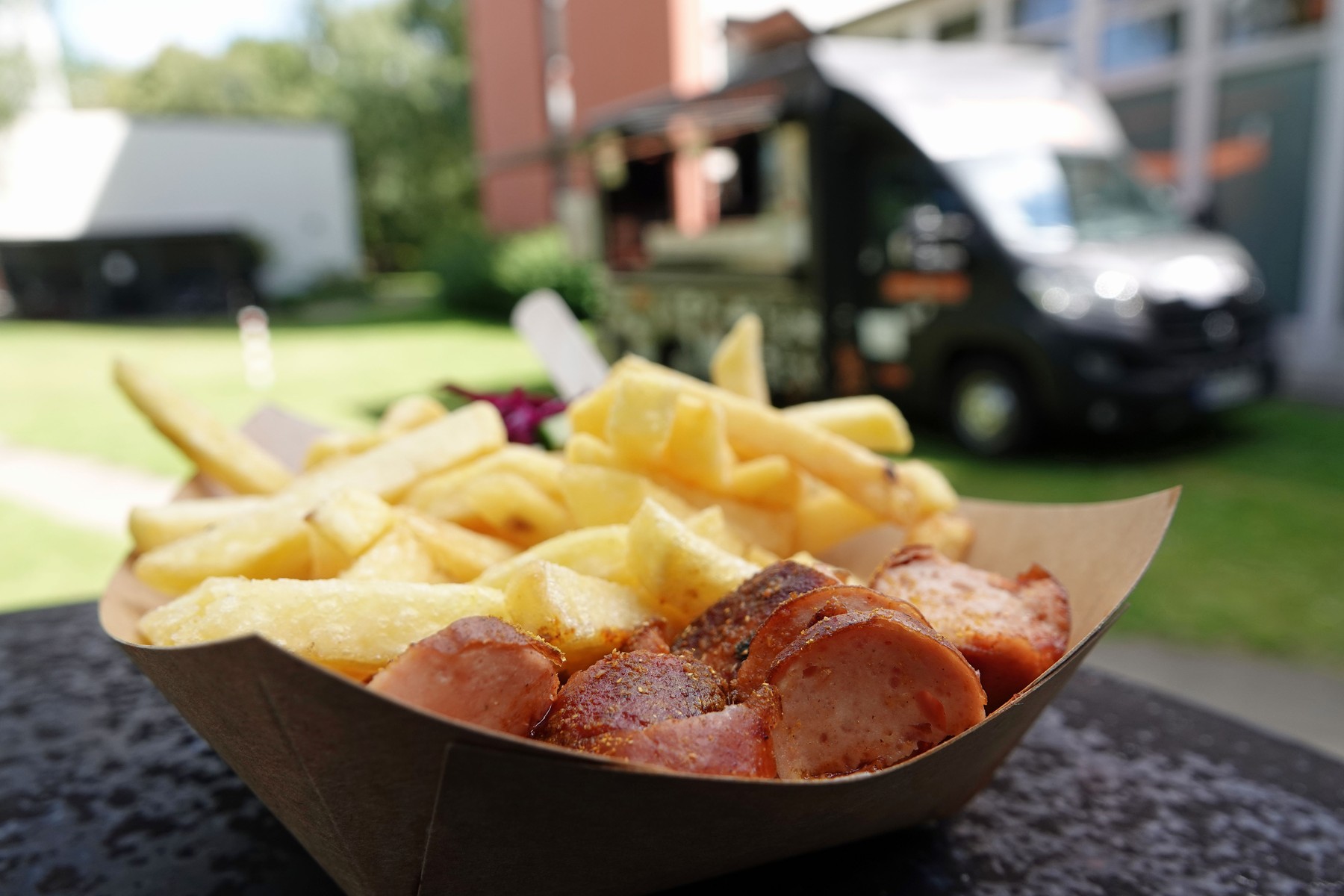 Foodtruck-urile suferă în pandemie. Patronii, nevoiţi să vină cu bani de acasă: „Mulţi şi-au vândut maşinile”