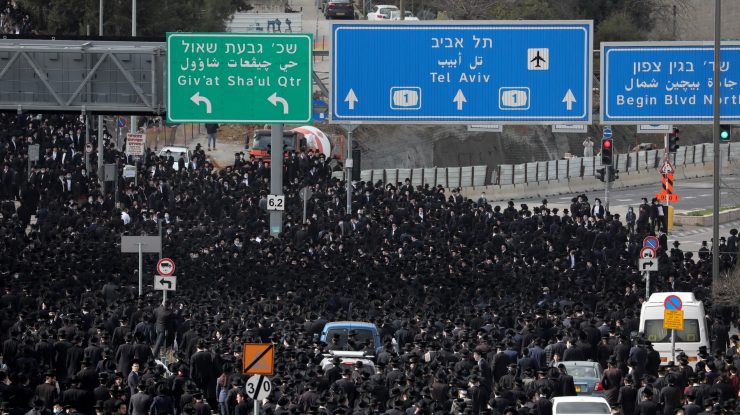 Mii de evrei au participat la înmormântarea rabinului Soloveitchik, în timp ce Ierusalimul se află în a treia carantină națională. FOTO