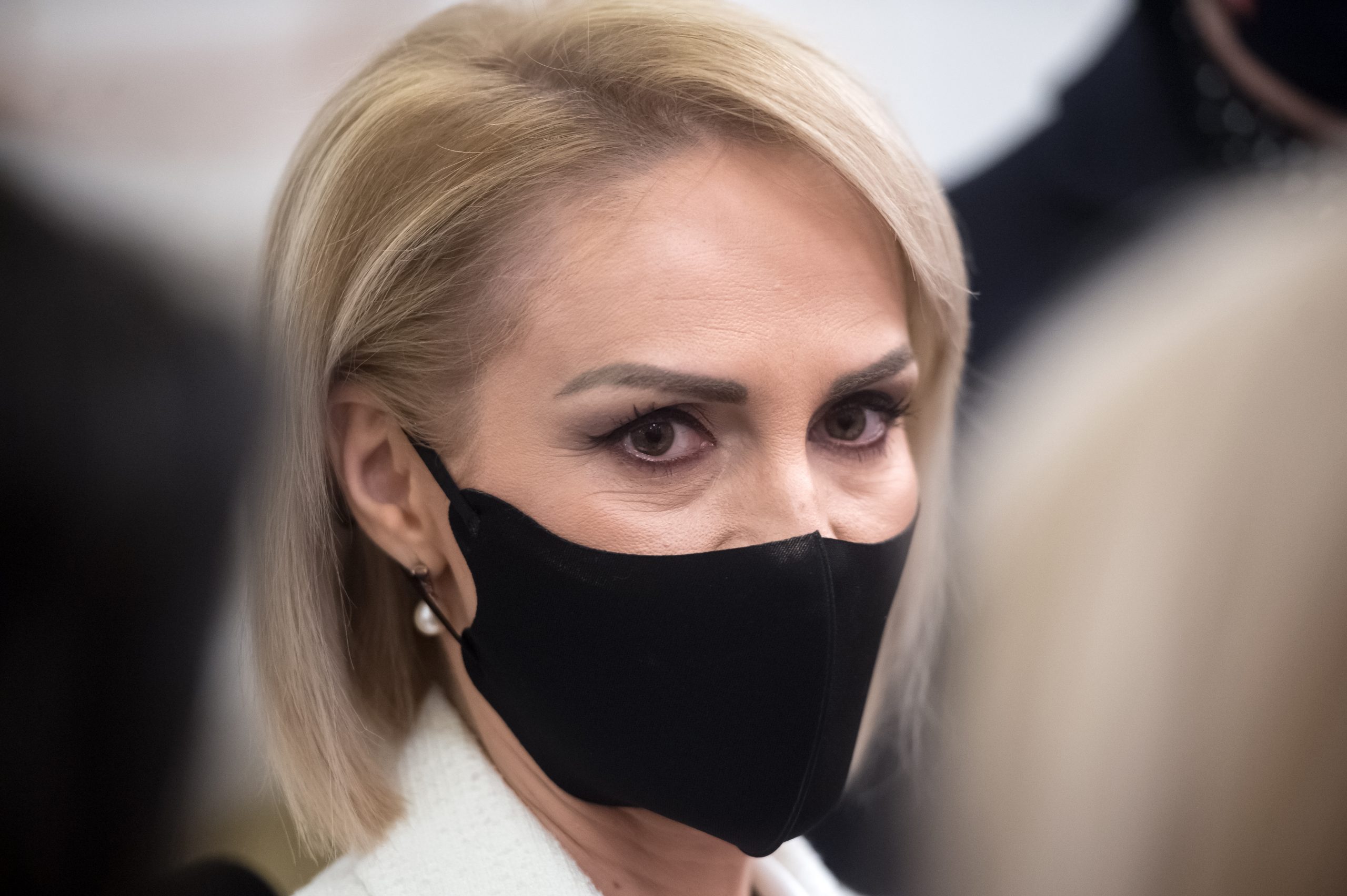 Nicuşor Dan va şterge numele Primăriei de pe toate mijloacele de transport în comun. Reacţia lui Firea