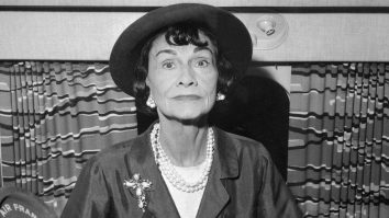 Coco Chanel a lăsat o moștenire neprețuită în lumea modei. „Toţi cei care se îmbracă bine în lumea asta, se îmbracă de la Chanel”