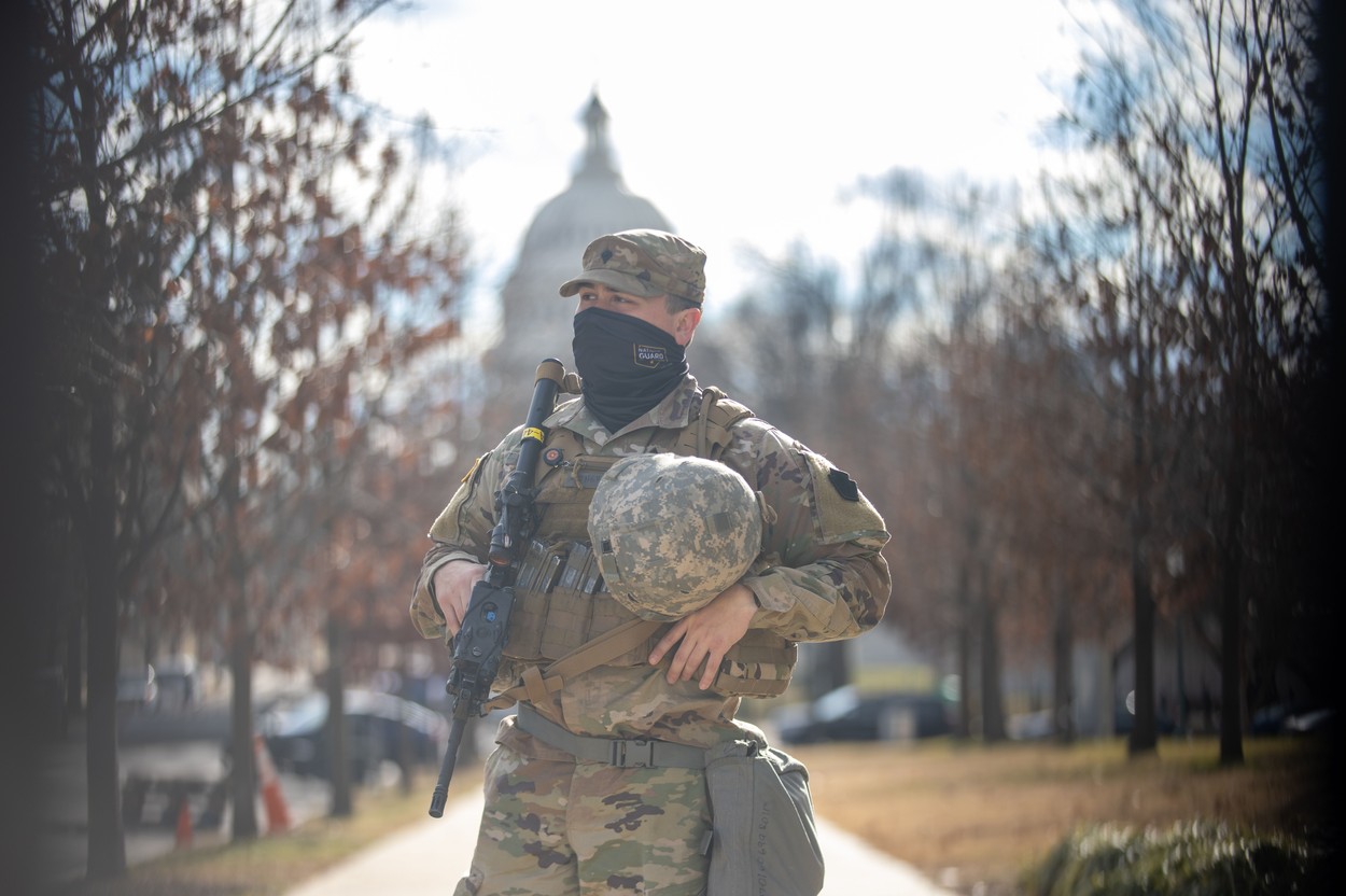 FBI verifică cei 25.000 de soldați ai Gărzii Naționale, trimiși la Washington pentru învestirea lui Joe Biden