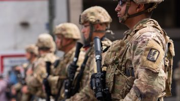 15.000 de soldați înarmați ai Gărzii Naționale vor asigura paza la învestirea lui Biden. Democrații, amenințați cu moartea