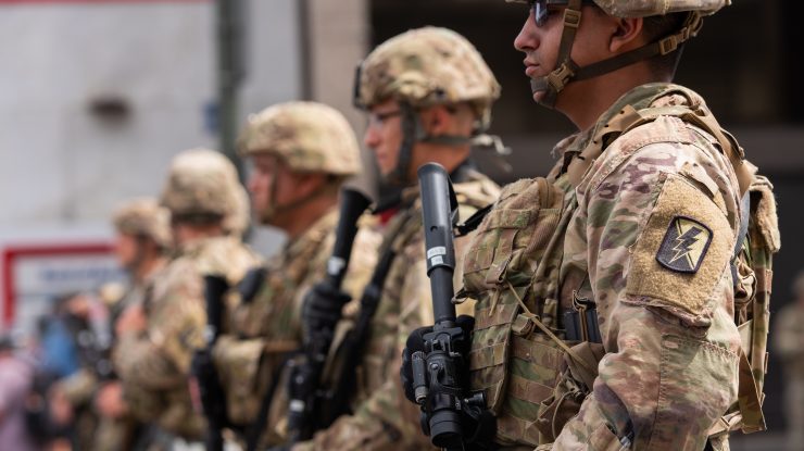 15.000 de soldați înarmați ai Gărzii Naționale vor asigura paza la învestirea lui Biden. Democrații, amenințați cu moartea