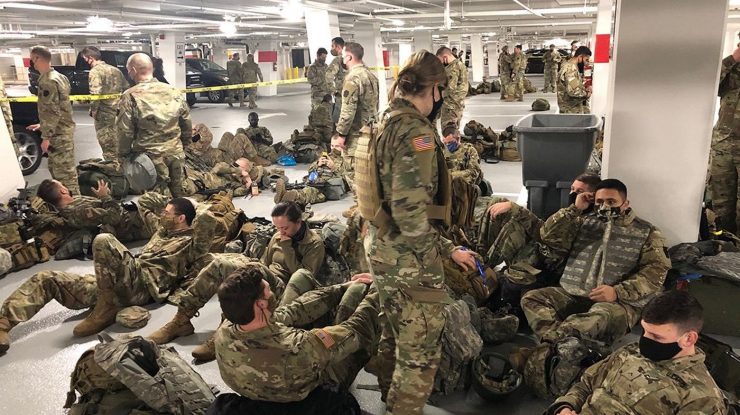 Mii de soldați ai Gărzii Naționale au fost obligați să doarmă pe jos, într-o parcare. „Ne-au mulțumit că i-am protejat și apoi ne-au aruncat în stradă”