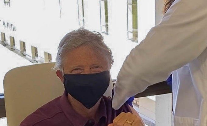 Bill Gates s-a vaccinat împotriva Covid-19. „Mă simt grozav”