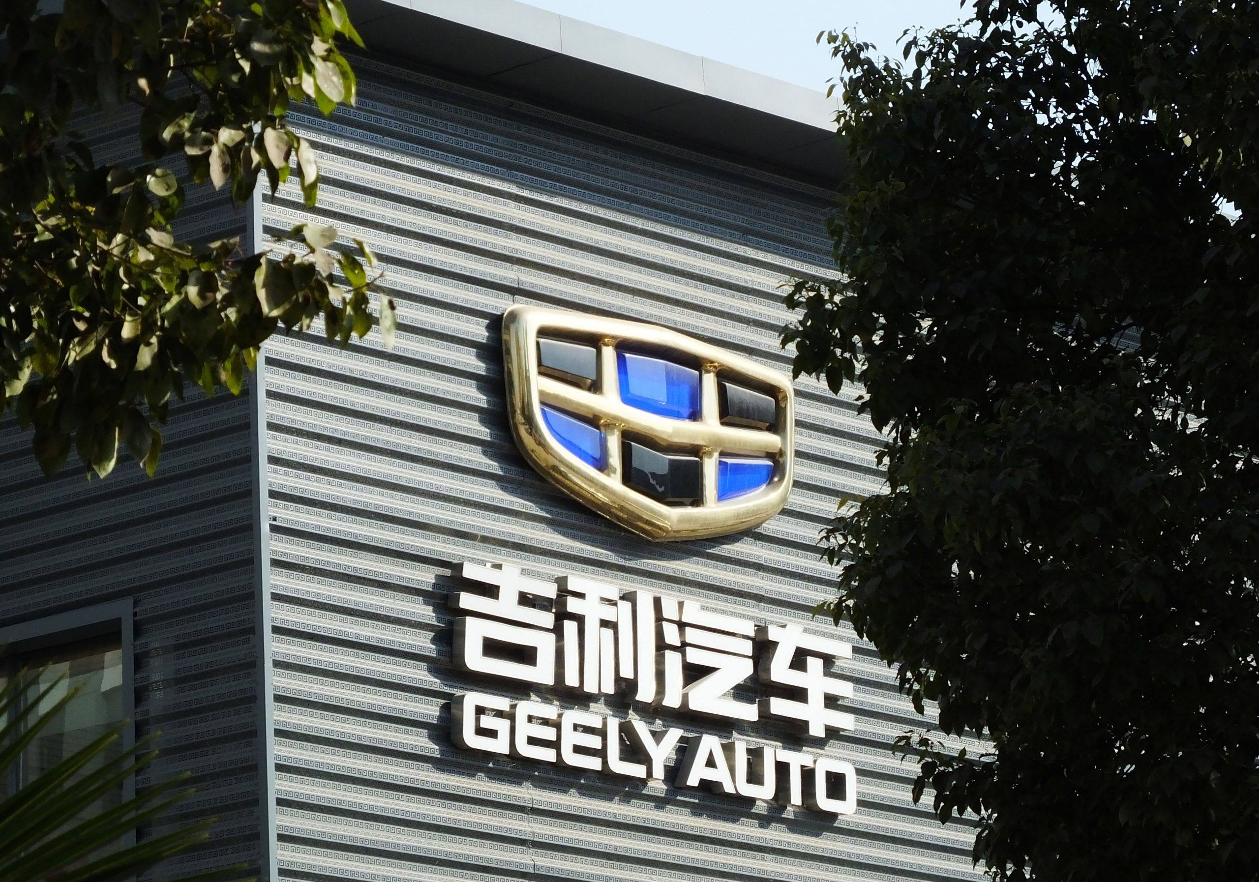Un nou jucător pe piața mașinilor electrice: Geely, compania care deține Volvo, va produce mașini electrice alături de o companie din Taiwan