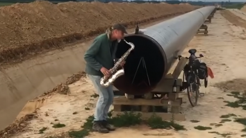 Un german cântă la saxofon în fața unui gazoduct, în pustietate. Pare că are o întreagă orchestră