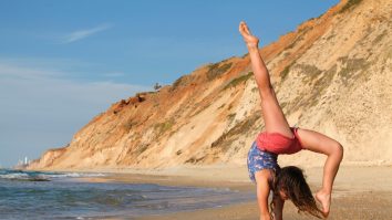 Imagini spectaculoase cu Irina Kazakova. Cum s-a filmat cea mai flexibilă gimnastă din lume