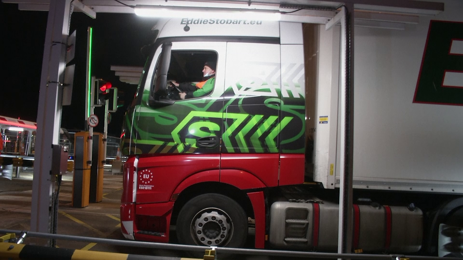 Un român, printre primii șoferi de camion care au trecut noua graniţă dintre UE şi Marea Britanie. Reacția sa