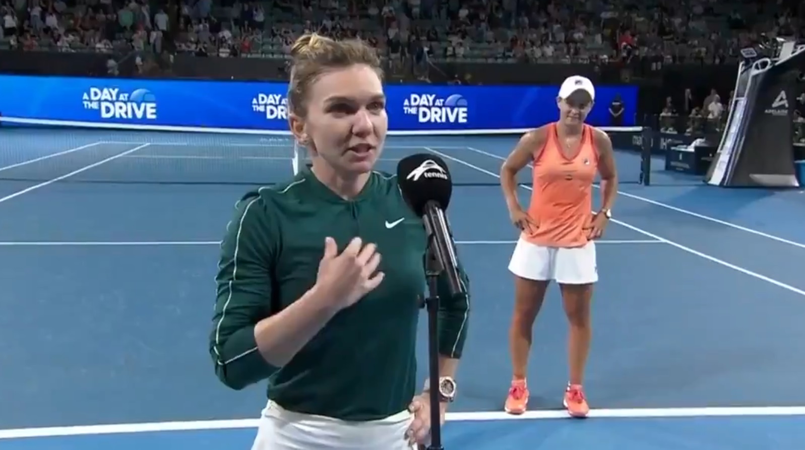 Momentul în care Simona Halep este huiduită și ovaționată în același timp, la Adelaide. Ce a stârnit furia publicului VIDEO