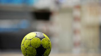 Handbal pe zăpadă la Șuior. Competiția urmează regulile handbalului pe plajă