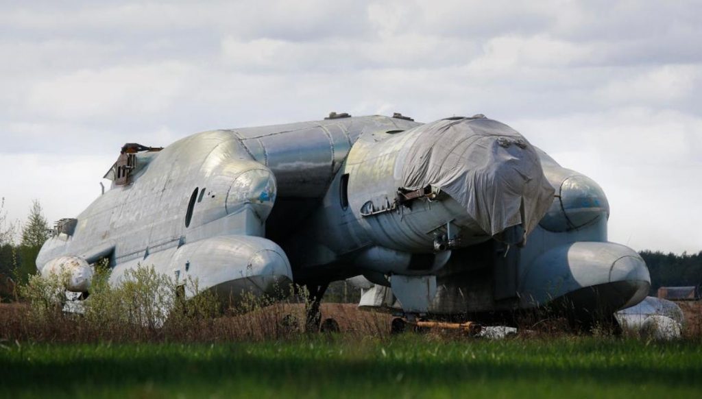 „Monstrul” inedit al aviației sovietice care nu a decolat niciodată, părăsit pe un câmp lângă Moscova