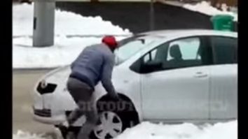 Un hoț a rămas blocat cu mașina în zăpadă în timp ce încerca să fugă din fața casei jefuite. Scene de comedie, filmate chiar de proprietar