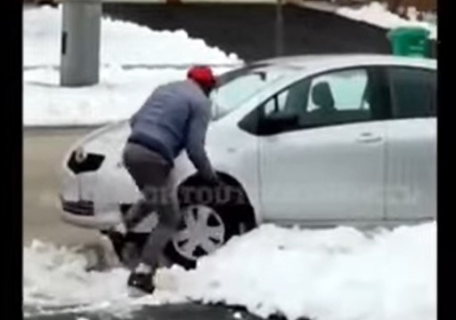 Un hoț a rămas blocat cu mașina în zăpadă în timp ce încerca să fugă din fața casei jefuite. Scene de comedie, filmate chiar de proprietar