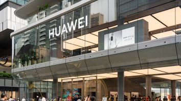 Pe picior de plecare de la Casa Albă, Trump dă ultimele lovituri: SUA interzice  mai multor companii să-şi mai vândă produsele către Huawei