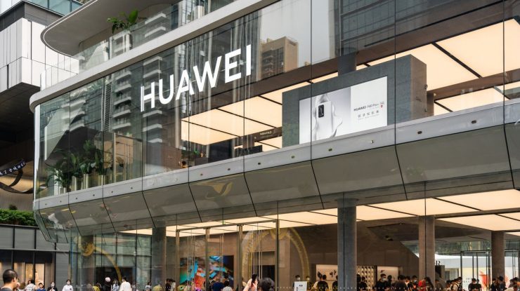 Pe picior de plecare de la Casa Albă, Trump dă ultimele lovituri: SUA interzice  mai multor companii să-şi mai vândă produsele către Huawei