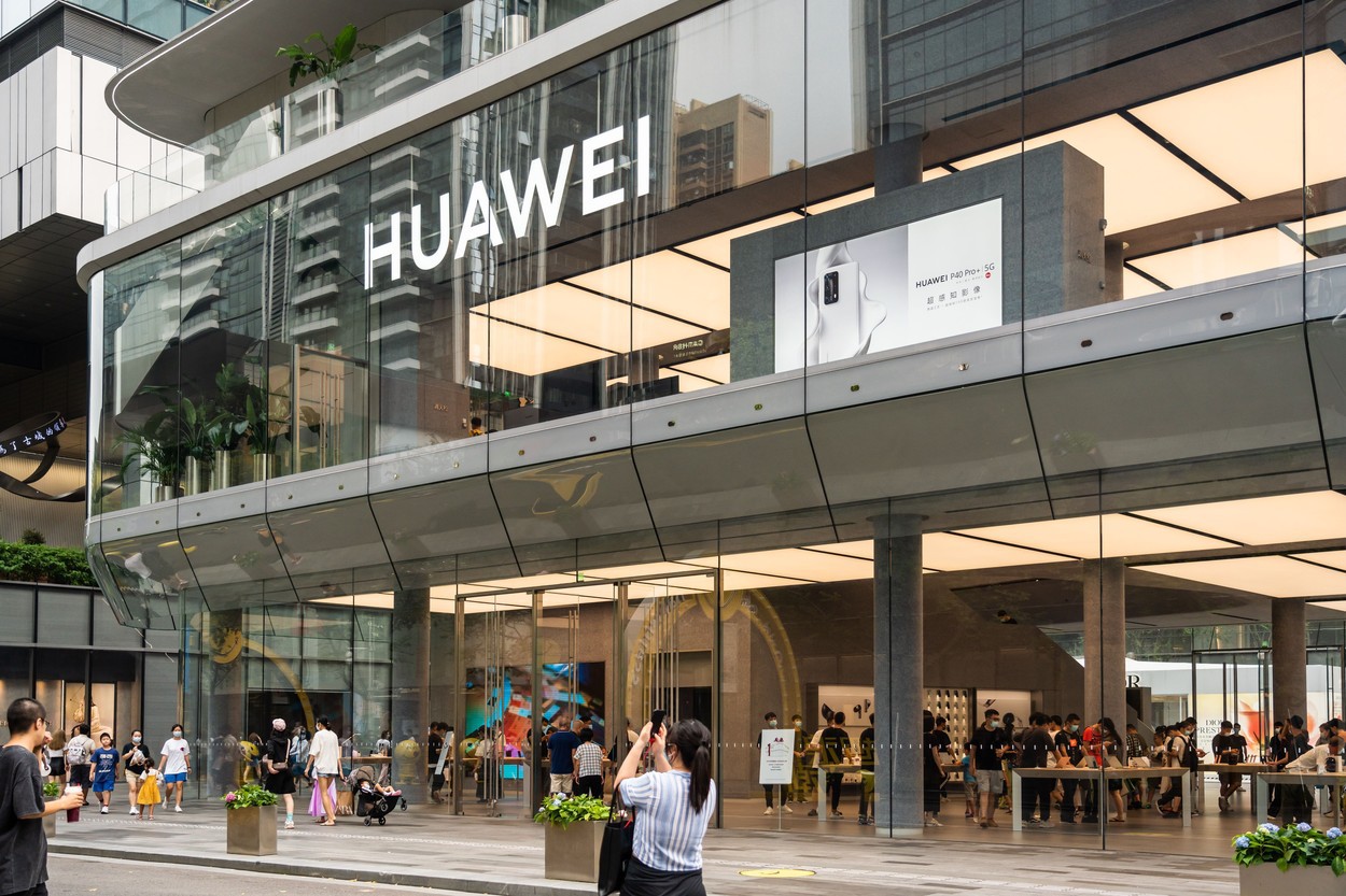 Pe picior de plecare de la Casa Albă, Trump dă ultimele lovituri: SUA interzice  mai multor companii să-şi mai vândă produsele către Huawei