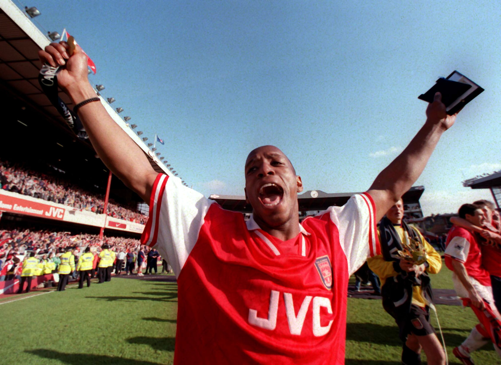 Cadou neaşteptat primit de legenda lui Arsenal. Ian Wright îşi pierduse toată colecţia de premii, inclusiv Gheata de Aur