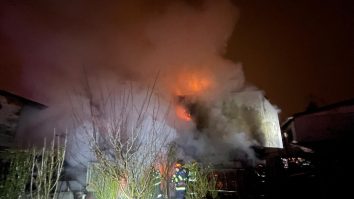 Un incendiu violent a izbucnit în București. Nouă autospeciale au intervenit pentru a stinge flăcările. VIDEO