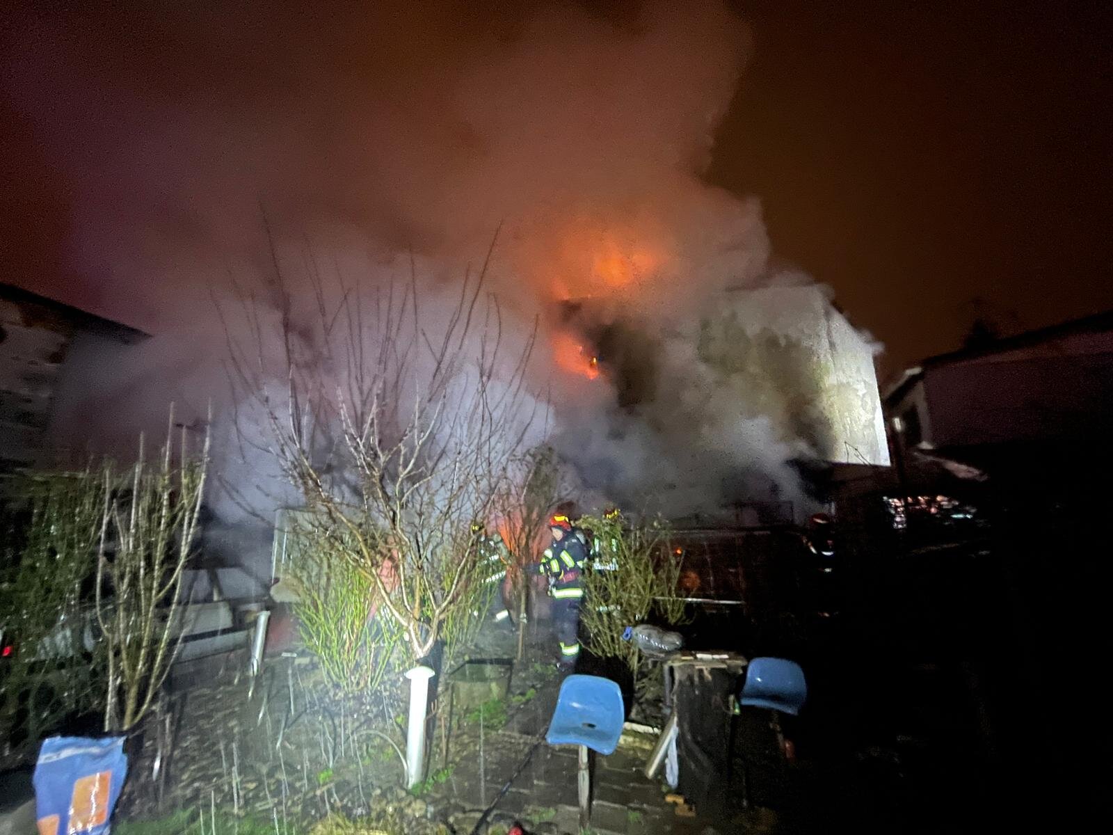 Un incendiu violent a izbucnit în București. Nouă autospeciale au intervenit pentru a stinge flăcările. VIDEO