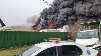 Incendiu uriaș la un depozit de materiale reciclabile în Buzău. A fost trimis mesajul RO-ALERT