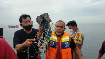 VIDEO. Un avion de pasageri, Boeing 737, este dat dispărut în Indonezia. 59 de oameni erau la bord, între care 5 copii. A căzut de la 3.000 de metri altitudine