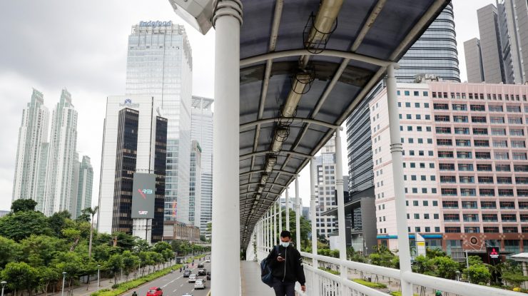 Indonezia a ales să vaccineze întâi populaţia activă. De ce strategia nu ar fi funcţionat în Europa