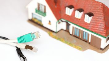 INS: Bărbații folosesc mai des internetul decât femeile