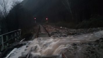 Mai multe localităţi din judeţul Gorj, afectate de inundaţii. Tren deraiat în Vâlcea