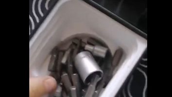 FOTO-VIDEO. A comandat un iPhone de aproape 7.000 de lei și a primit o cutie de cuie și nituri