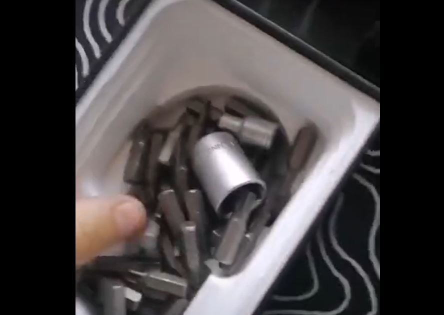 FOTO-VIDEO. A comandat un iPhone de aproape 7.000 de lei și a primit o cutie de cuie și nituri