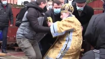 ÎPS Teodosie a fost aproape să cadă de pe schela special amenajată pentru sfințirea apei, în fața a zeci de oameni