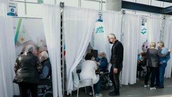 Israelul are cel mai rapid proces de vaccinare din lume. Vaccinează 150.000 de oameni pe zi