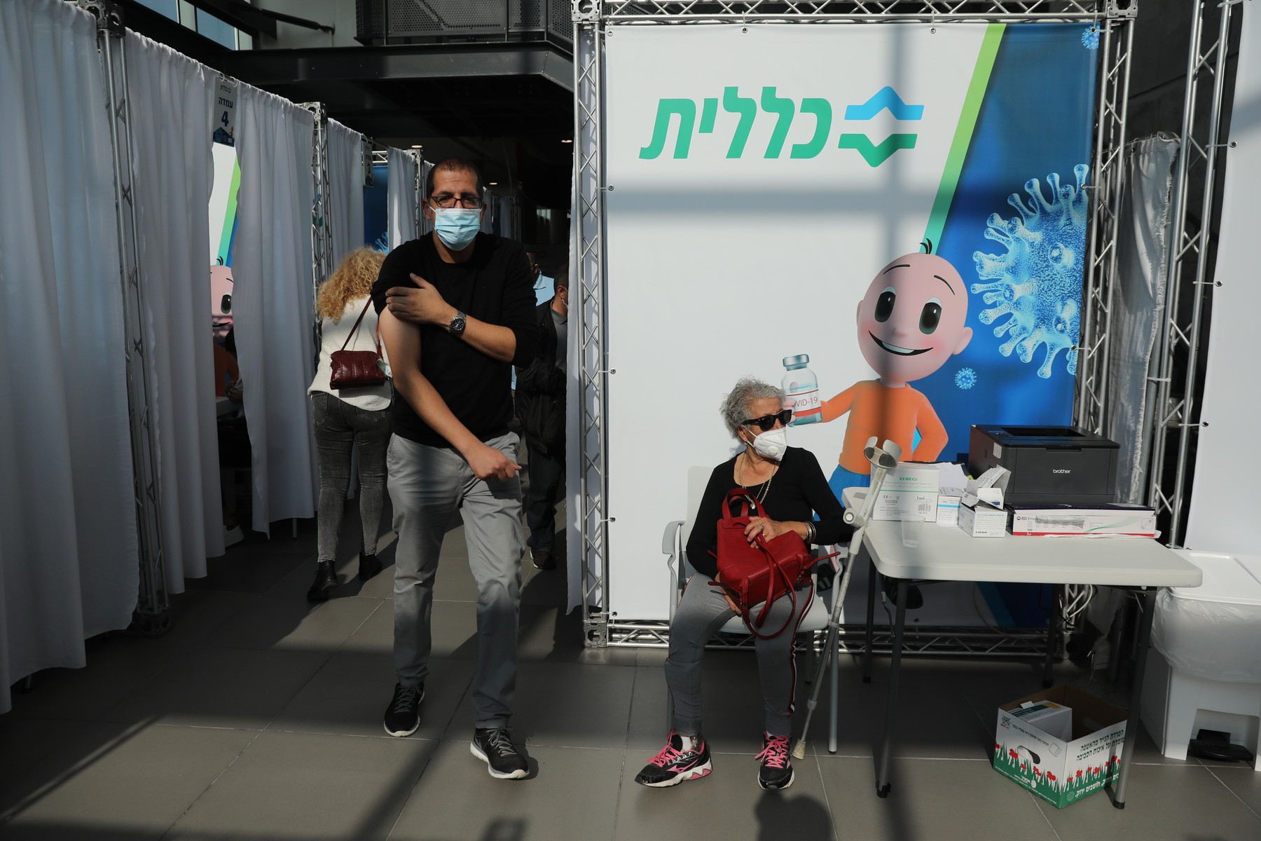 Primul jurnalist român vaccinat în Israel: „Totul se desfășoară firesc, nu sunt probleme, nu este aglomerat”