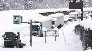 Japonia, acoperită de zăpezi. Opt persoane au murit și sute de oameni au rămas blocați pe drumuri din cauza nămeților