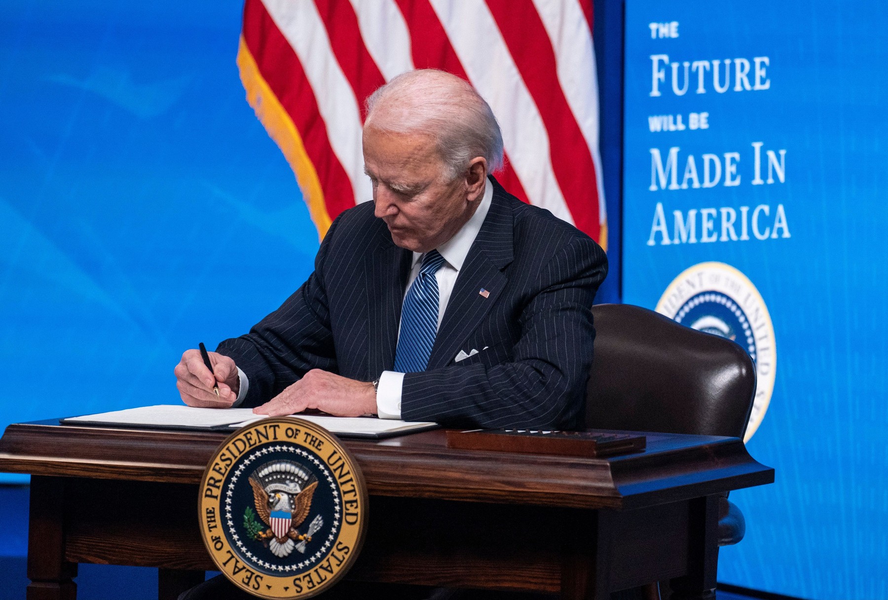 Joe Biden a semnat Buy American, legea prin care impune agențiilor federale să achiziționeze bunuri americane