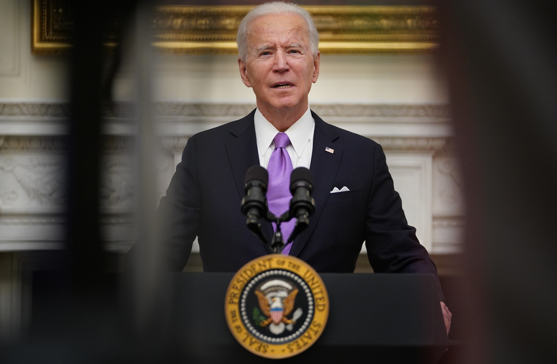 Biden vrea să limiteze accesul americanilor la arme de foc: „Nu vom aștepta producerea unui nou atac”