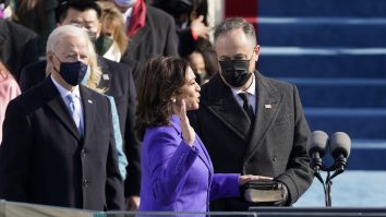 Kamala Harris a devenit prima femeie vicepreședinte a SUA. A jurat pe Biblia unei vecine, ce i-a fost ca o mamă