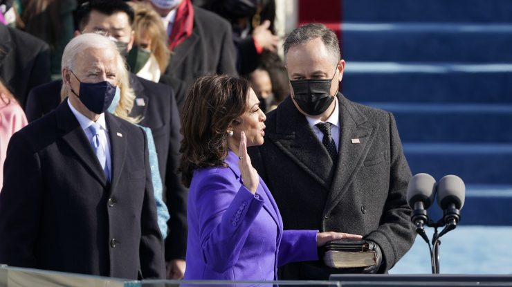 Kamala Harris a devenit prima femeie vicepreședinte a SUA. A jurat pe Biblia unei vecine, ce i-a fost ca o mamă