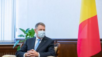 Iohannis e pus pe dat decorații. Încă două decrete semnate de președintele României
