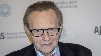 Legendarul moderator TV Larry King, internat în spital în urma infectării cu Covid-19
