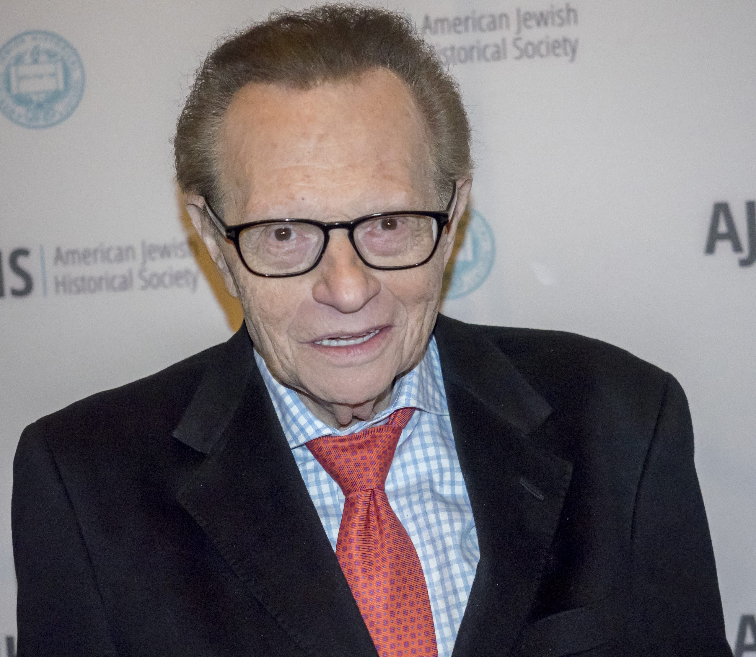Legendarul moderator TV Larry King, internat în spital în urma infectării cu Covid-19
