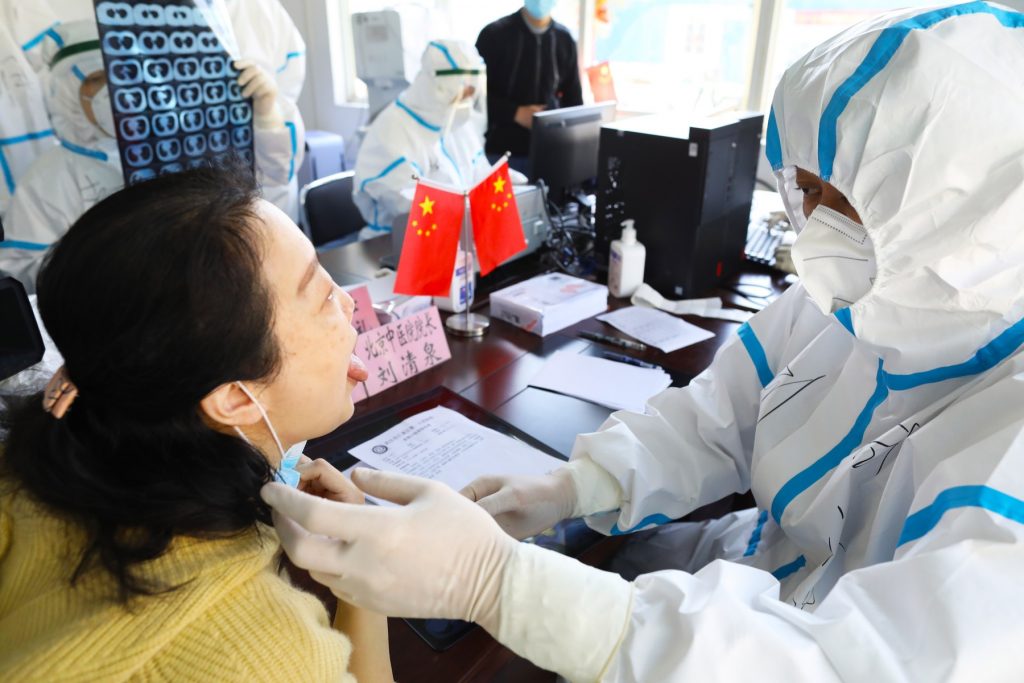 o femeie din wuhan este testata la coronavirus.