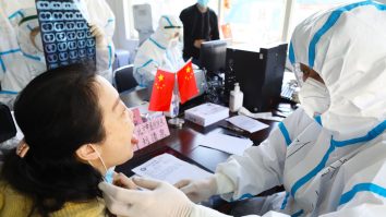 o femeie din wuhan este testata la coronavirus.