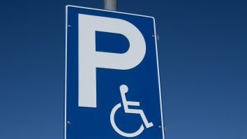 Cum a scăpat un bărbat de amenda primită după ce a parcat pe un loc destinat persoanelor cu handicap. I-a trebuit un an